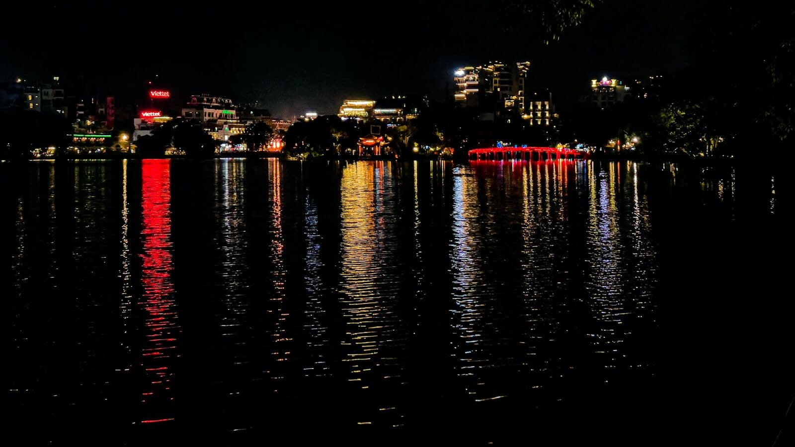 Hoan Kiem Lake at night